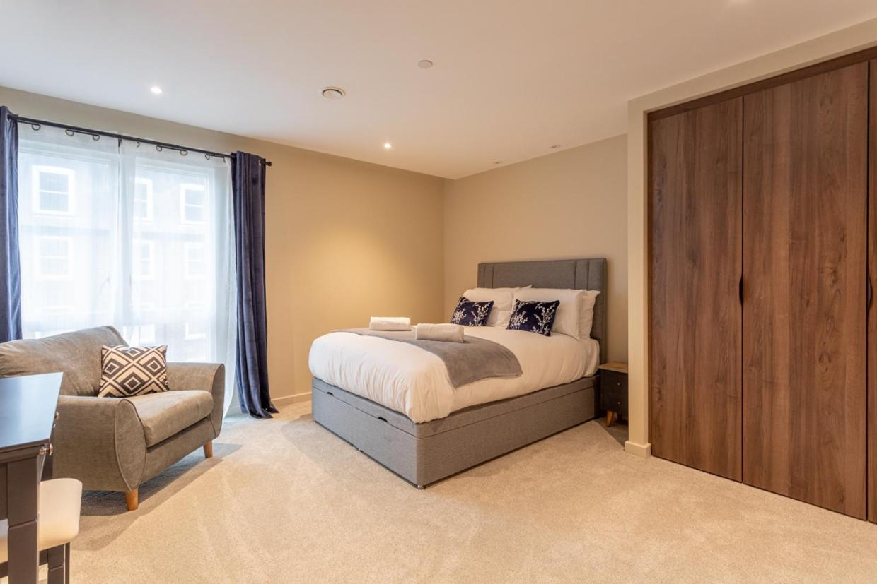 Luxury 2 Bedroom With Free Parking In The Heart Of *